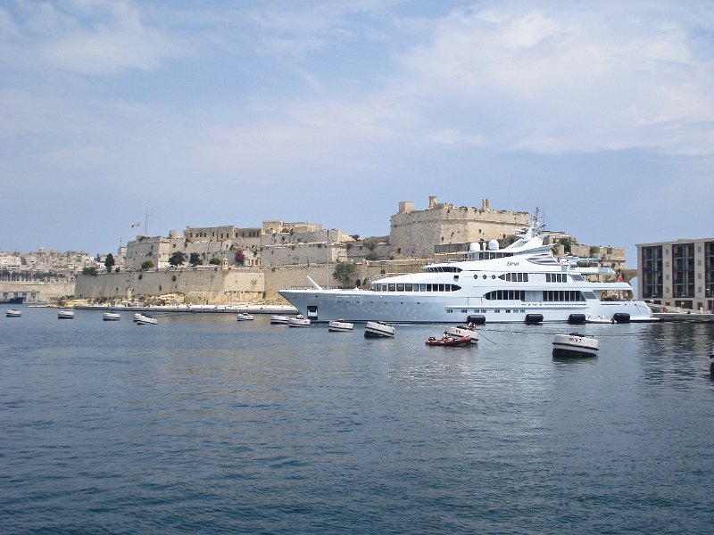 66 Luxusyacht mit Hubschrauber.jpg